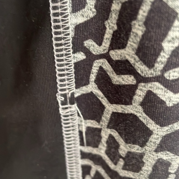 East Hong Leggings with Pockets - Picture 3 of 3